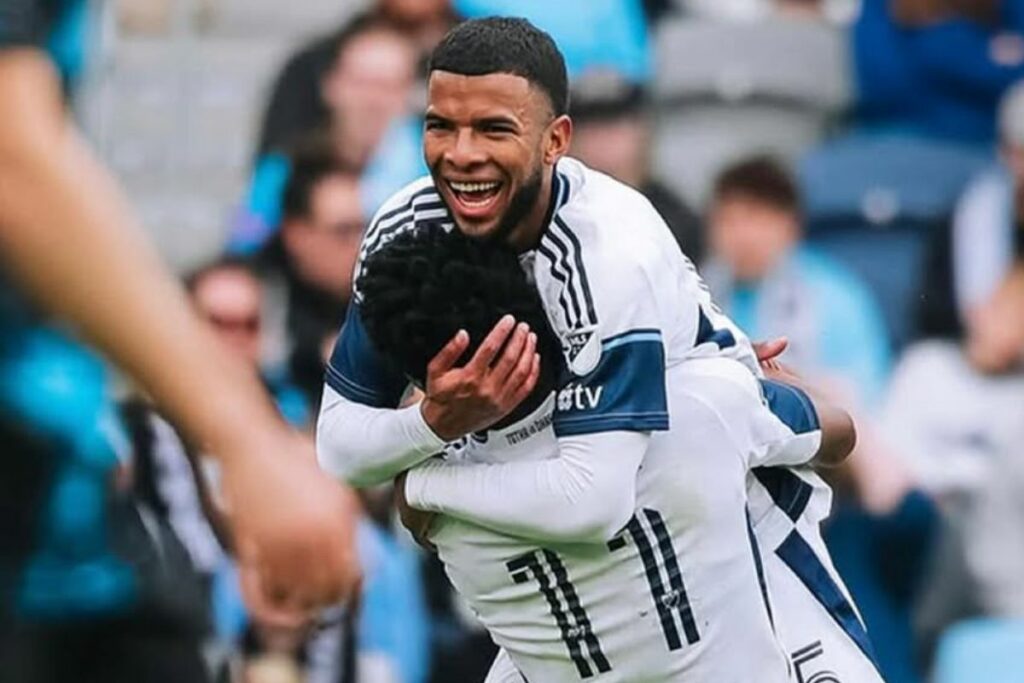 Pedro Vite (arriba) celebra un gol junto a uno de sus compañeros del Vancouver Whitecaps en la MLS.