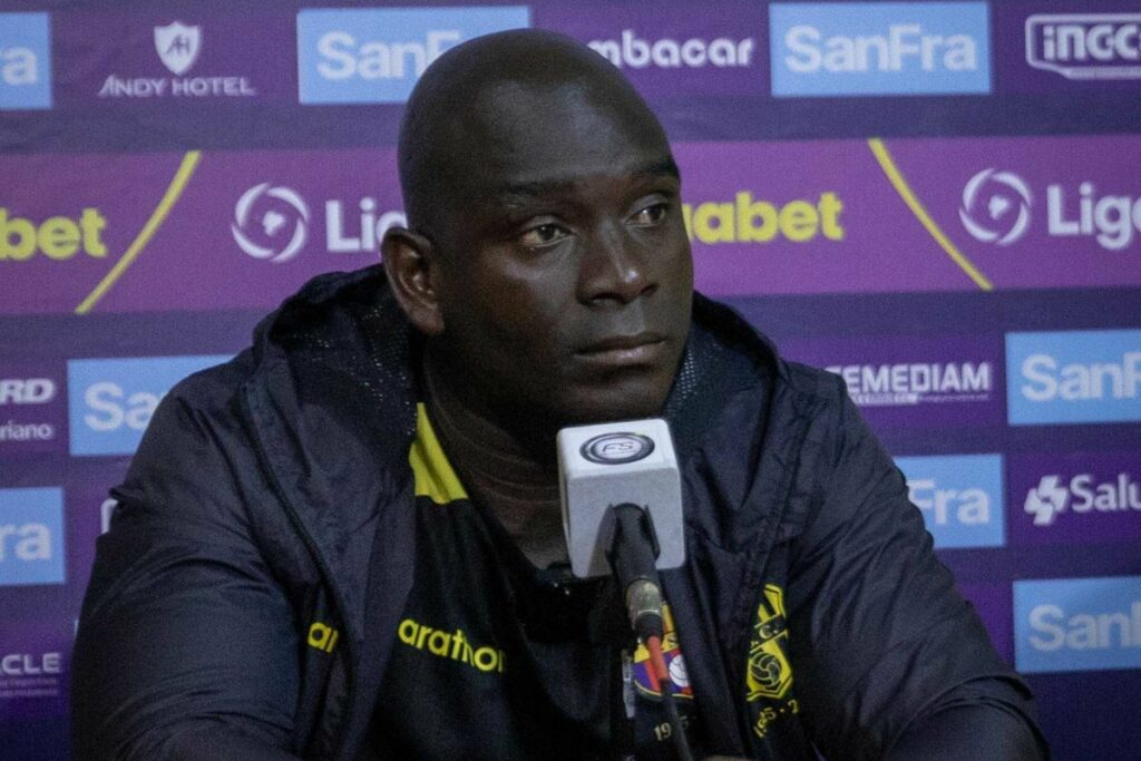 Segundo Castillo, exfutbolista que fue dirigido por Guillermo Almada, en una rueda de prensa de Barcelona SC como DT.