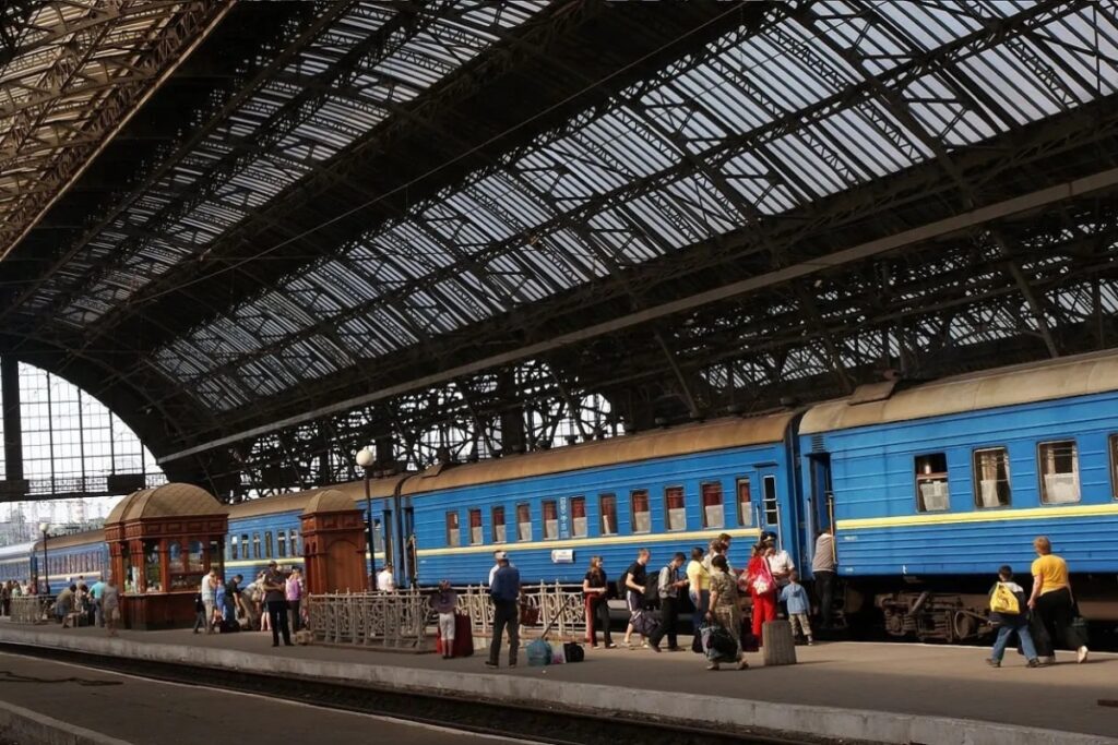 Tren ucraniano en la estación de Lviv. Foto: Pixabay