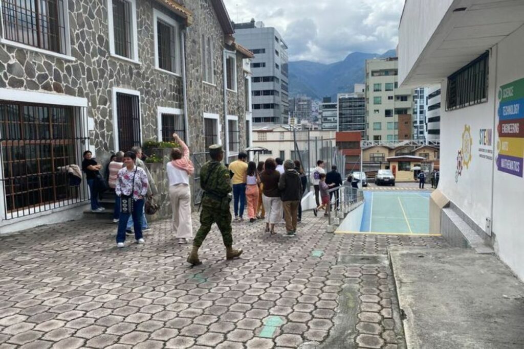 Poca afluencia de electores en el Colegio La Dolorosa, en el norte de Quito.