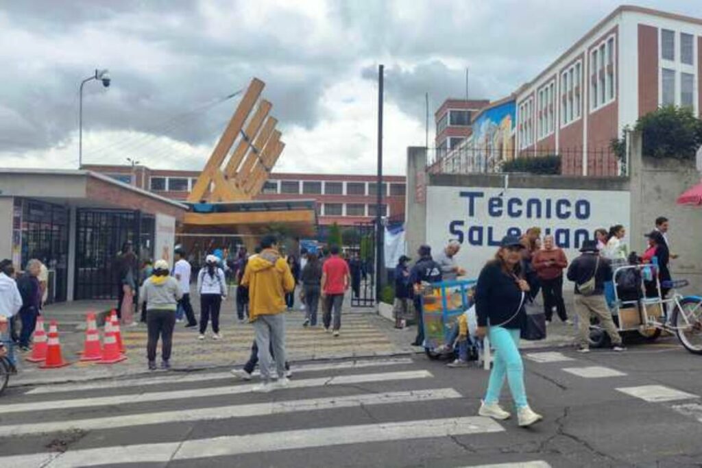 En las afueras del Colegio Técnico Don Bosco. 