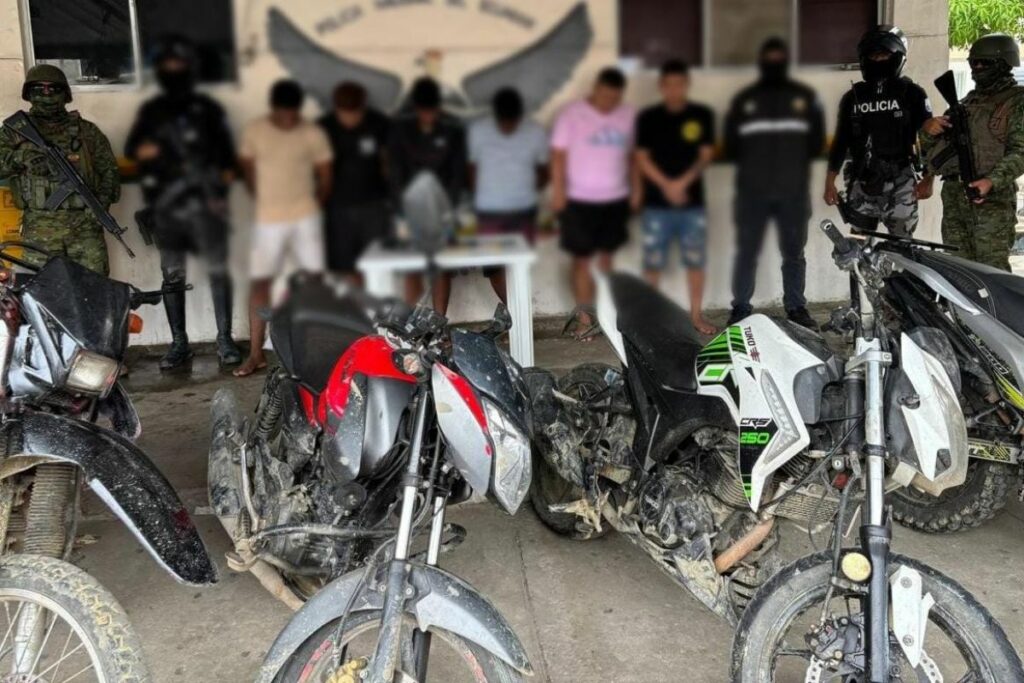 Los implicados fueron encontrados en un inmueble usado para almacenar armas de fuego. Foto: Policía
