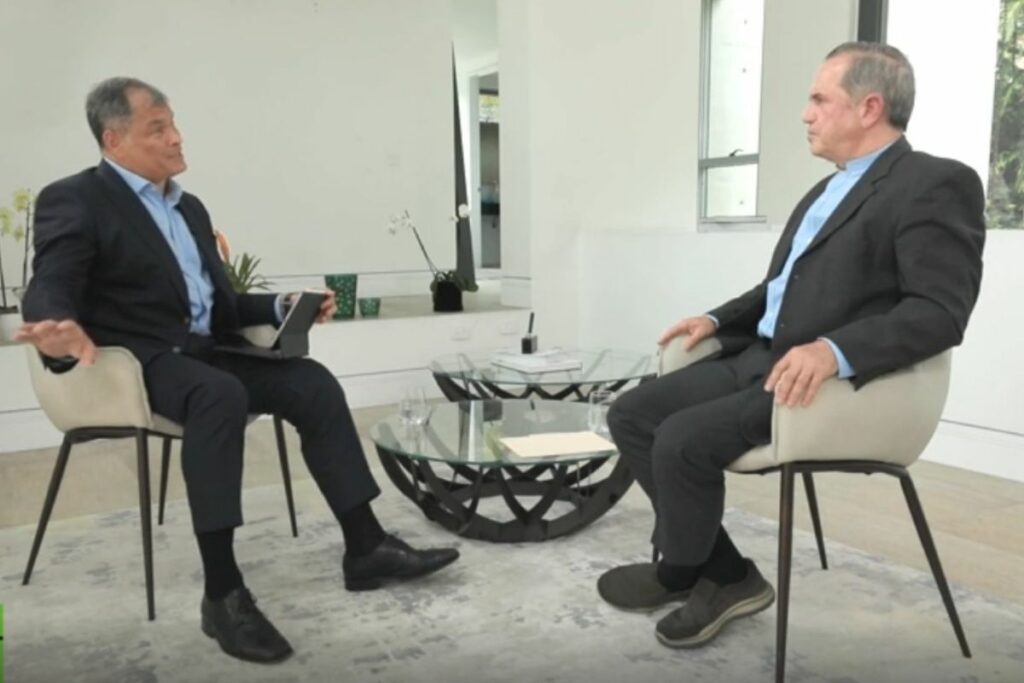 La conversación entre Rafael Correa y Ricardo Patiño se transmitió el 31 de marzo de 2025.