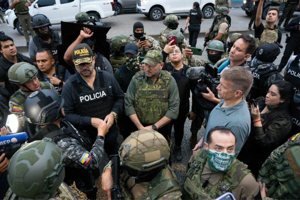 Erik Prince, fundador de Blackwater, durante el operativo 'Apolo 13' en Guayaquil, acompañado por los ministros del Interior y Defensa de Ecuador.