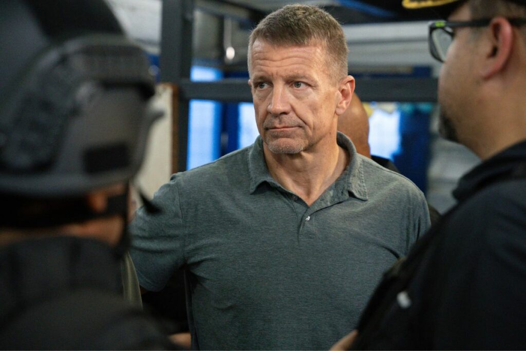 Erik Prince, fundador de Blackwater, durante el operativo ‘Apolo 13’ en Guayaquil, acompañado por fuerzas de seguridad ecuatorianas.