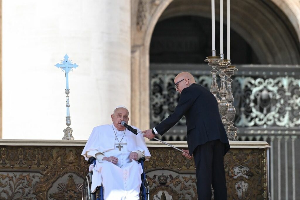 El papa Francisco saluda brevemente a los fieles en la Plaza San Pedro, conmovido por el recibimiento tras su convalecencia por una neumonía.