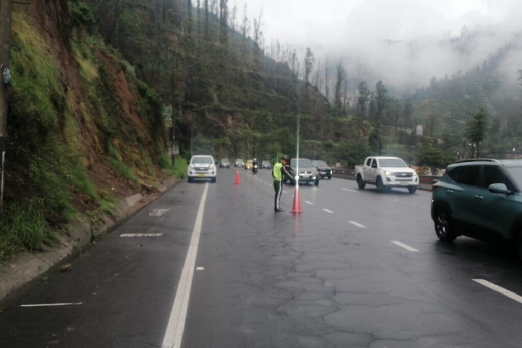 Un deslizamiento de tierra en el sector Guápulo obligó al cierre parcial de la avenida Simón Bolívar.