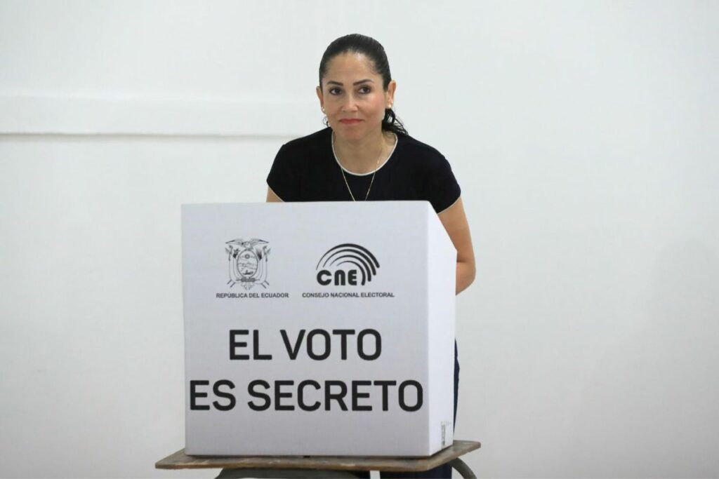 Luisa González votó en Manabí rodeada de simpatizantes, este fue su mensaje