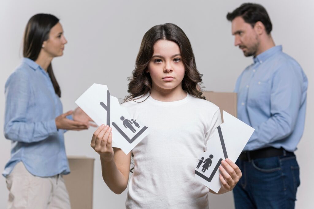 Foto representativa de una adolescente triste con padres discutiendo a sus espaldas. Foto: Frepik