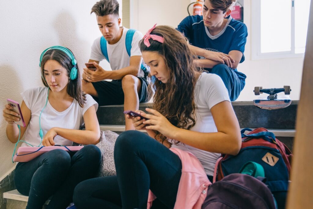 Parte del tiempo de los adolescentes está en el celular y en redes sociales. Foto: Freepik