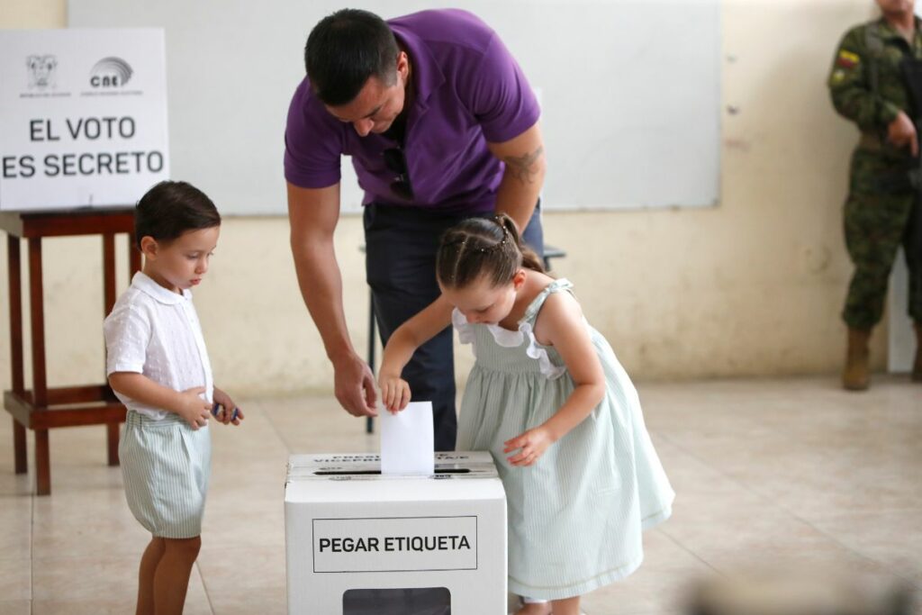 Daniel Noboa votó en la segunda vuelta electoral este 13 de abril de 2025