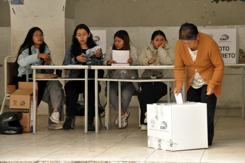 La segunda vuelta electoral 2025 se cumple con normalidad en Cuenca: Foto: API