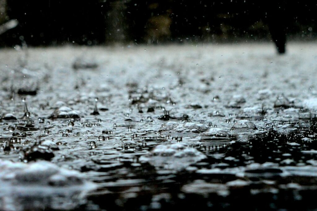 La lluvia sorprendió a los quiteños la tarde del 20 de abril de 2025. Foto referencial: Pexels