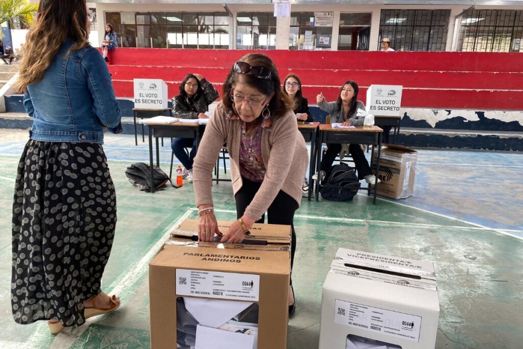 En Ecuador hay sanciones por no acudir a votar.