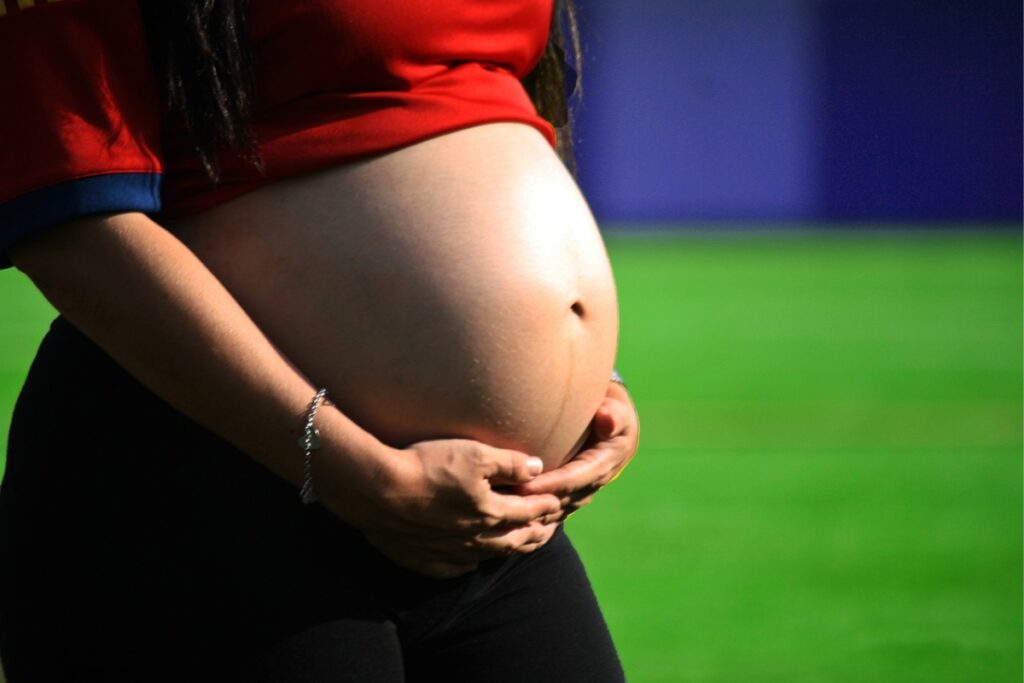 La OMS advierte que el embarazo adolescente perpetúa ciclos de pobreza difíciles de romper.