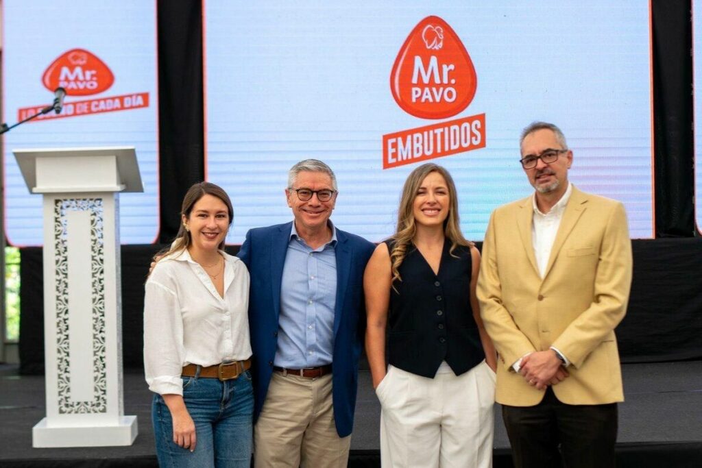 Johana Guzmán, gerente de marca Embutidos, Xavier Noboa, director corporativo de Mercadeo e Innovación, Carolina Núñez, gerente de Negocio Embutidos y César Torres, director Comercial. Cortesía