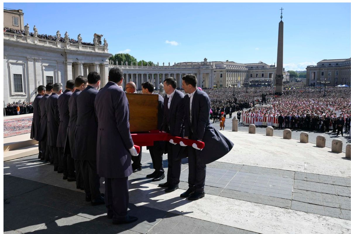 El féretro recibe el último adiós en el Vaticano