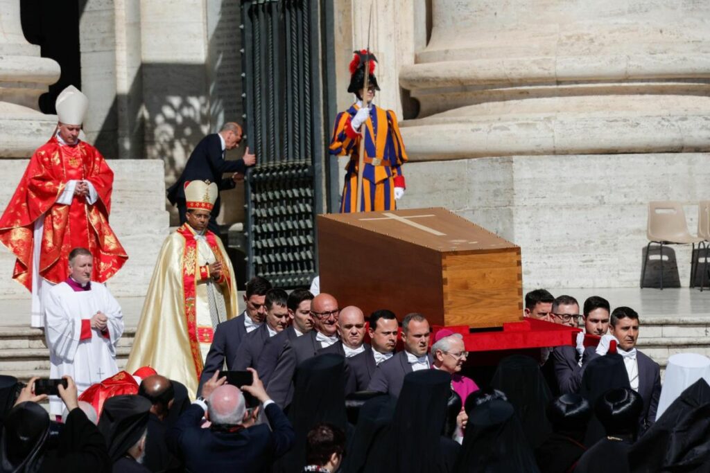Los devotos católicos coparon la plaza de San Pedro en el Vaticano para presencial en el funeral de Francisco. Foto: EFE