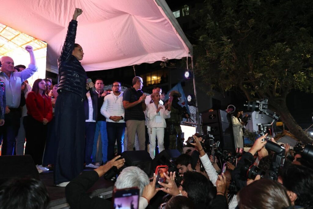 La candidata de la Revolución Ciudadana, Luisa González, se dirige a sus simpatizantes en la noche del 13 de abril del 2025.