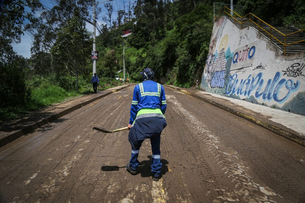 Personal del Municipio realiza la limpieza del deslave en Guápulo.