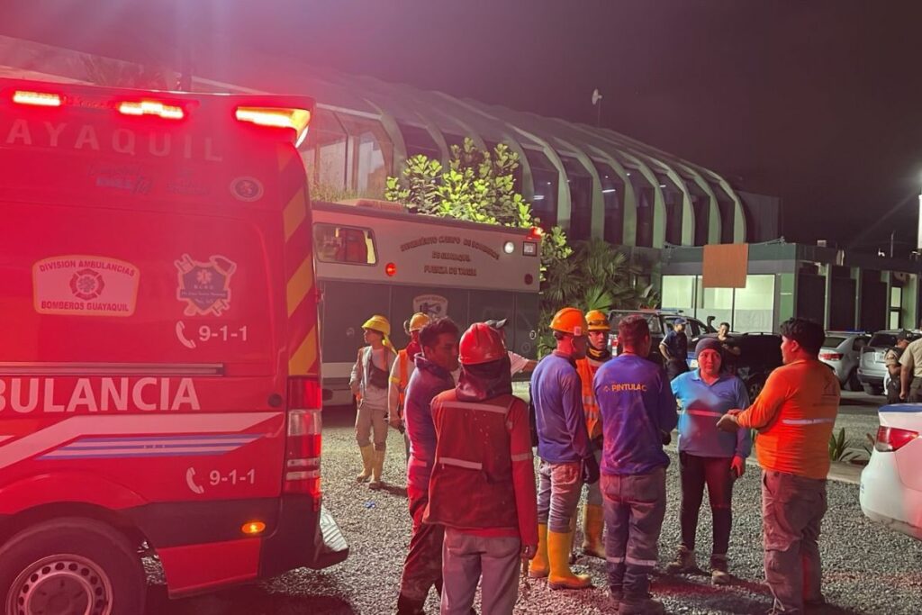 Los bomberos verificaron con cámaras térmicas que no exista ninguna persona entre los escombros. Cortesía: Cuerpo de Bomberos de Guayaquil