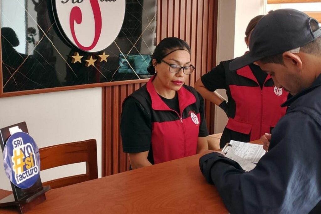 El SRI hará controles para verificar que se aplique el IVA reducido correctamente en el feriado de Semana Santa, en Ecuador.