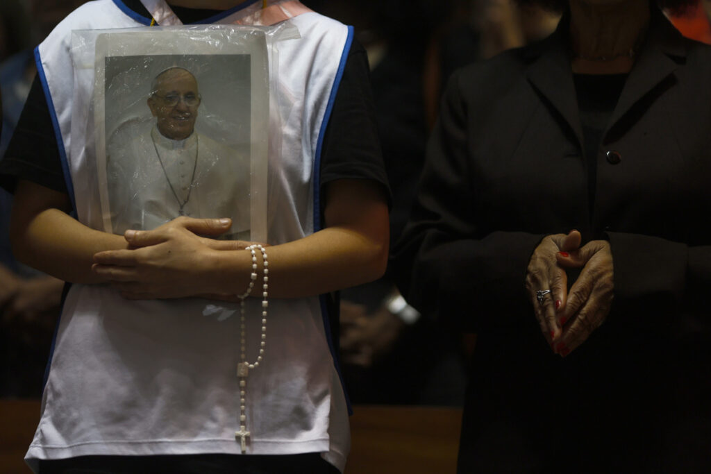 Un fiel muestra un retrato del papa Francisco durante la misa en su memoria en la Catedral de Río de Janeiro.