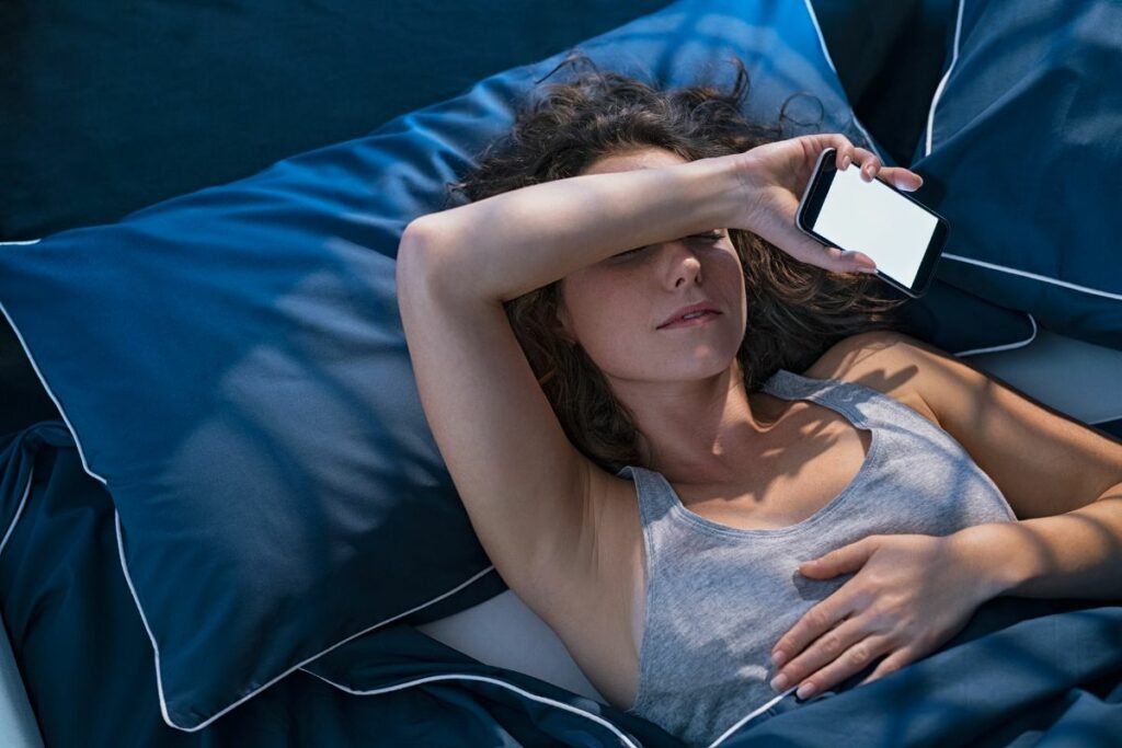 La inflamación crónica de bajo grado puede afectar el sistema nervioso y hormonal, provocando fatiga, trastornos del sueño y cambios de ánimo sin síntomas visibles.