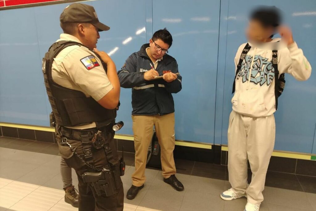 El joven recibió una sanción de un Salario Básico Unificado por mal usar una tarjeta preferencial.