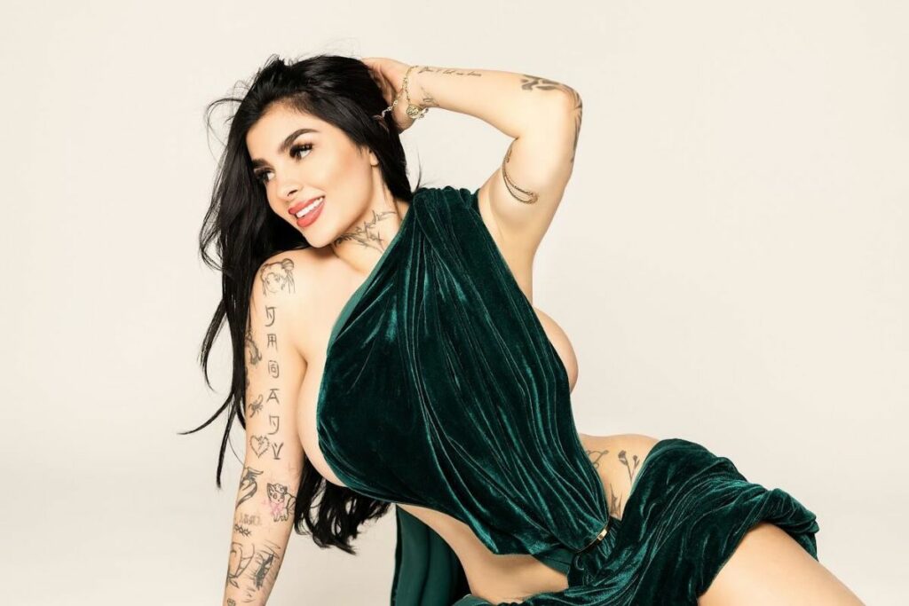 Karely Ruiz, influencer mexicana de 24 años, en una imagen publicada en su cuenta de Instagram. Su nombre volvió a ser tendencia este 21 de abril de 2025 tras revelar detalles sobre sus ingresos y su vida tras la maternidad.
