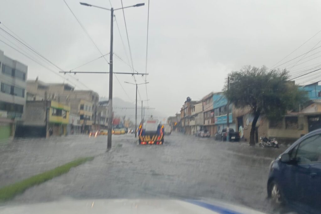 Quito tuvo varias emergencias por las lluvias.