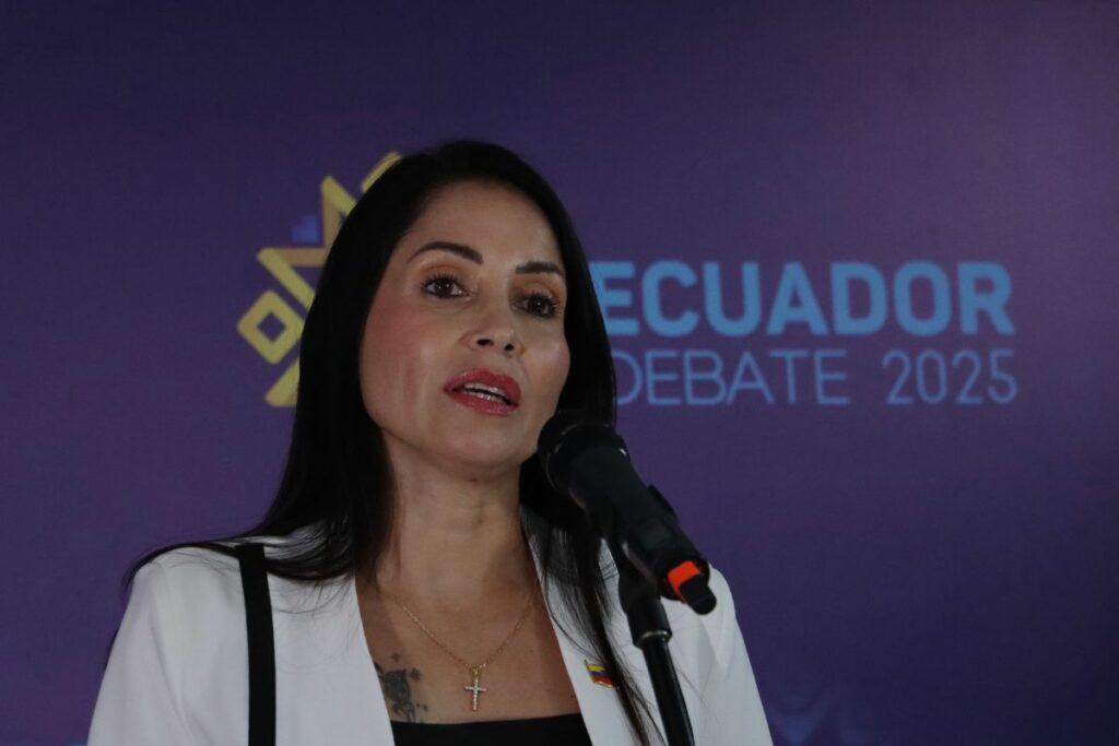 Luisa González califica como cortina de humo a las amenazas contra el presidente Daniel Noboa.