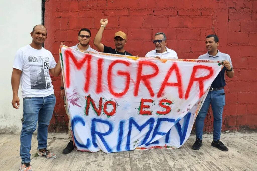 Migrantes observan sus teléfonos este viernes en el municipio de Tapachula, en el estado de Chiapas (México). Foto: EFE