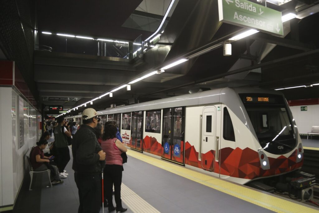 El Metro de Quito para un tren por temas de seguridad.