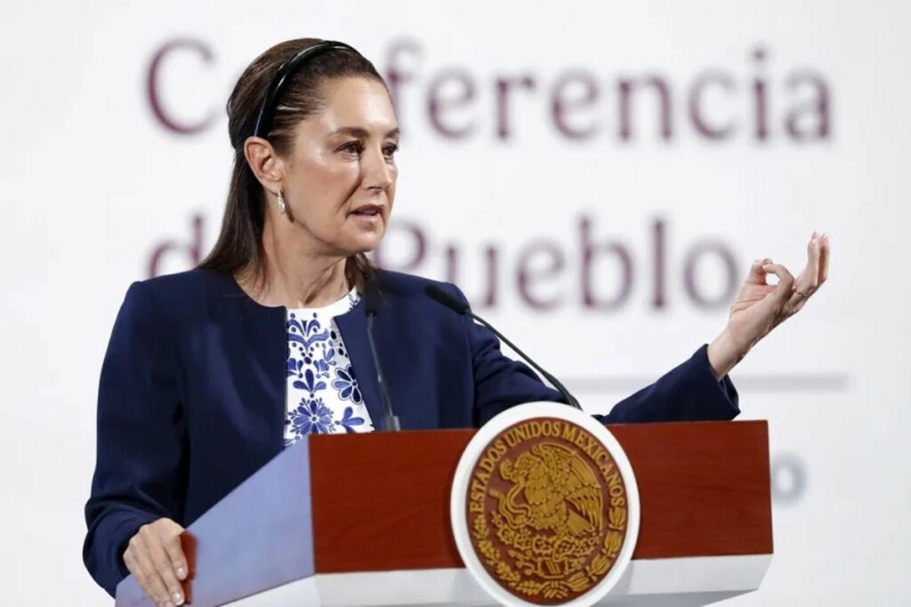 La presidenta de México, Claudia Sheinbaum, habla durante una rueda de prensa, en el Palacio Nacional de la Ciudad de México. Foto: EFE