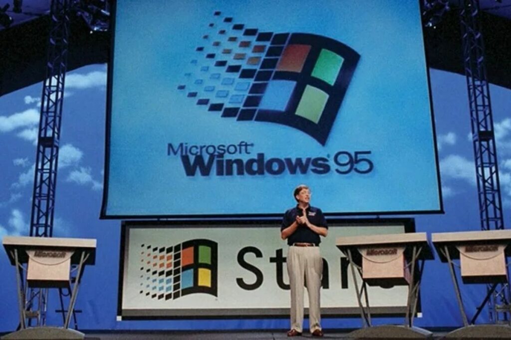 Fotografía cedida por Microsoft donde aparece su cofundador Bill Gates mientras anuncia el sistema Windows 95 el 24 de agosto de 1995. EFE/Microsoft.
