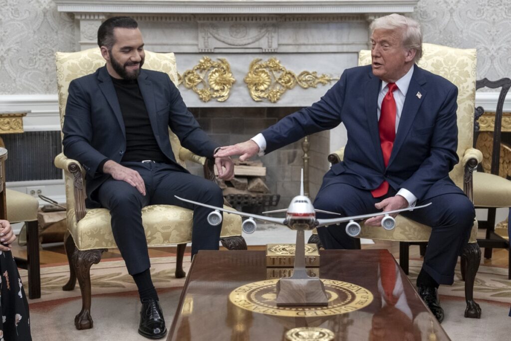 El presidente de Estados Unidos, Donald Trump (derecha), se reúne con el presidente de El Salvador, Nayib Bukele (izquierda), en la Casa Blanca en Washington.