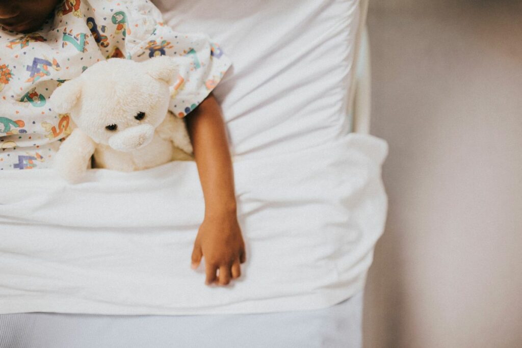 La niña se recupera de múltiples fracturas tras la caída (imagen referencial). Foto: Freepik.