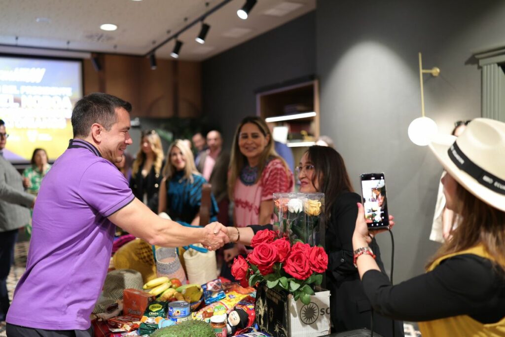 El presidente Noboa recorrió 36 stands con productos ecuatorianos de exportación como sombreros, joyas, flores, frutas, café y mariscos. Cortesía: Presidencia Ecuador