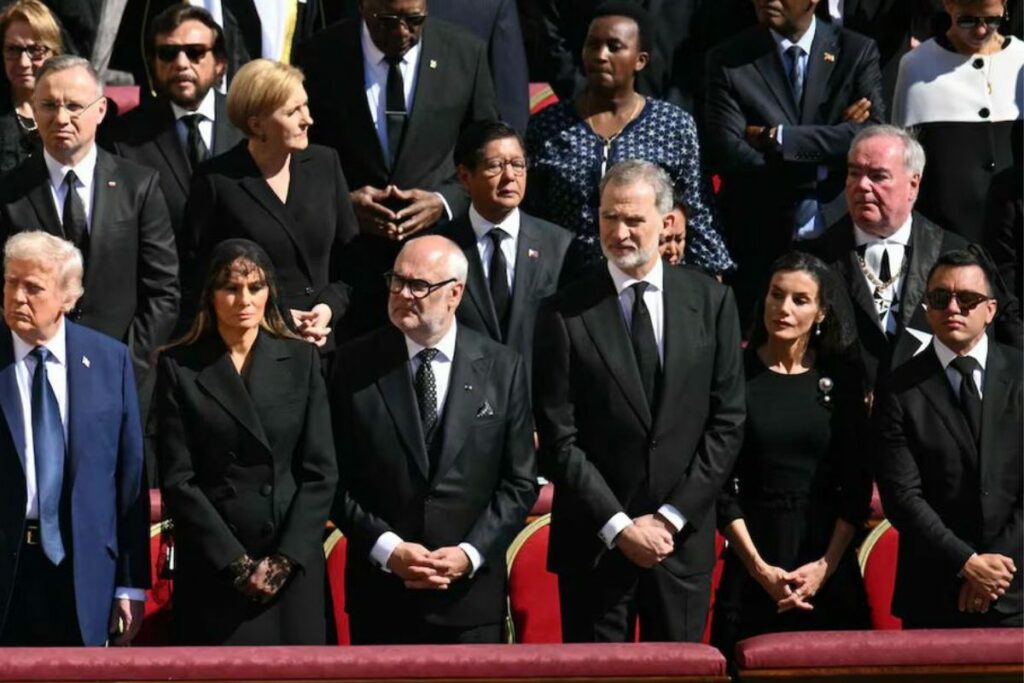 Daniel Noboa (último de la derecha) estuvo junto a los reyes de España en el funeral del papa Francisco, en el Vaticano. Cortesía: Presidencia de Ecuador