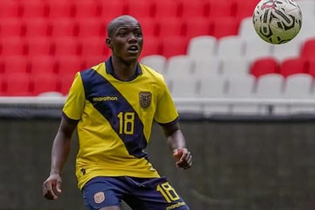 Ederson Castillo, jugador de Liga de Quito, en un partido con las juveniles de la Selección de Ecuador.