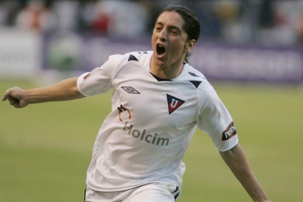 Damian Manso celebrando un gol en el partido entre Liga de Quito y Arsenal en Ecuador.
