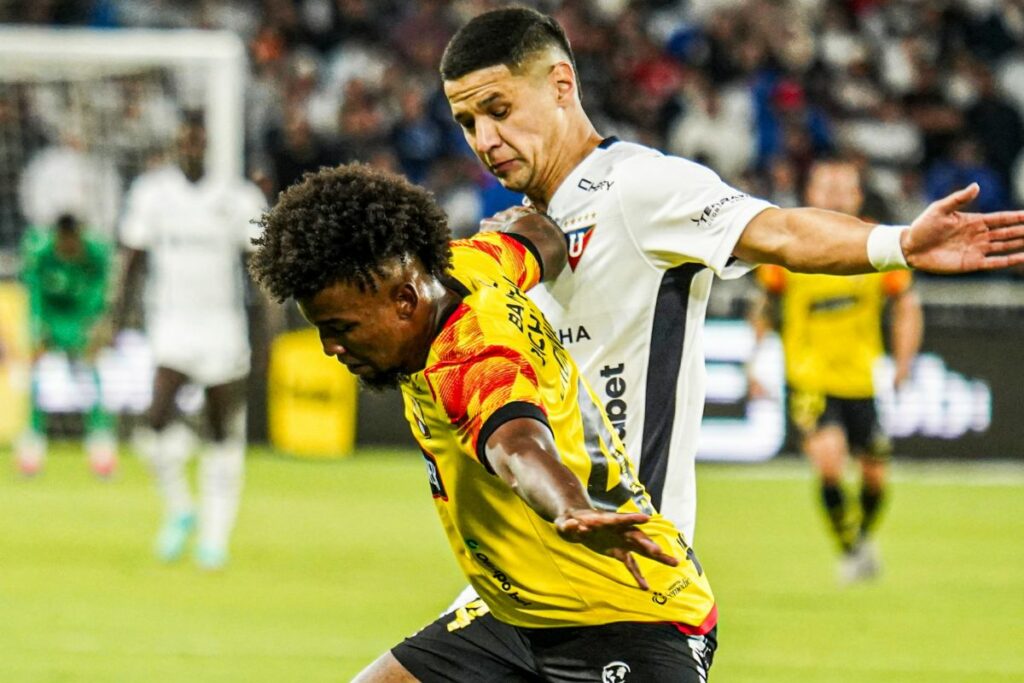 Liga de Quito y Barcelona SC durante su partido por la Liga Pro 2024.