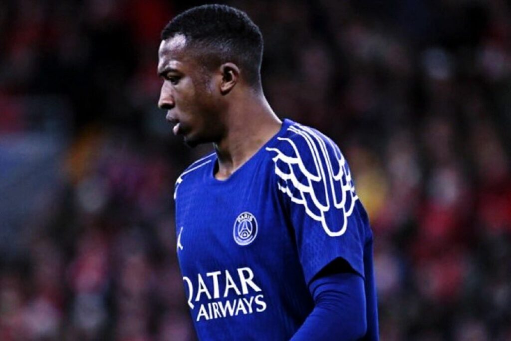Willian Pacho en un partido con el París Saint-Germain en la Champions League.