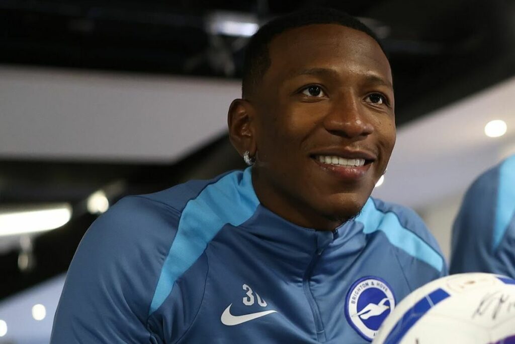 Pervis Estupiñán juega en el Brighton de la Premier League de Inglaterra.