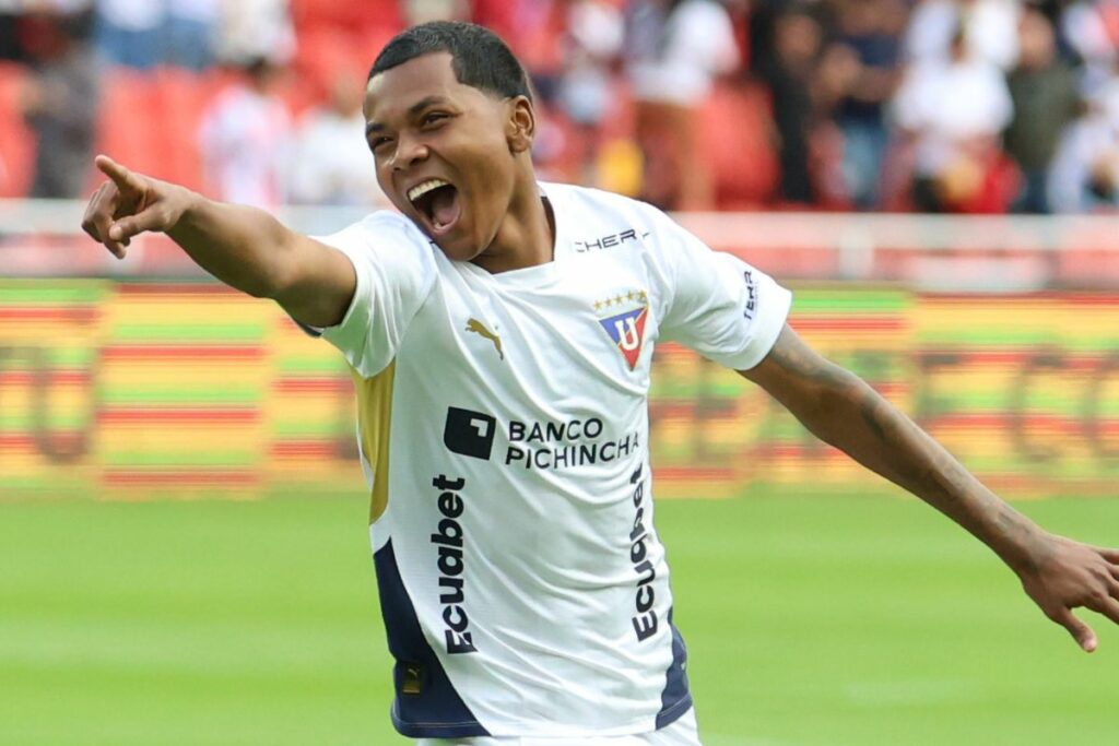 Bryan Ramírez celebra su gol en el partido entre Liga de Quito y Aucas en la Liga Pro 2025.