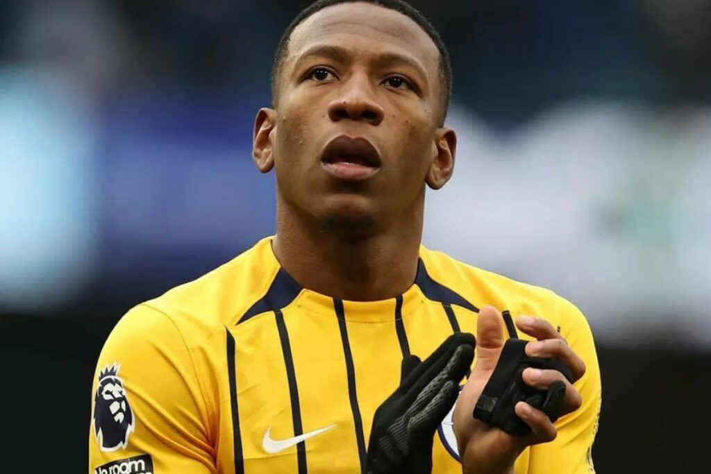 Pervis Estupiñán en un partido con el Brighton en la Premier League 24/25.