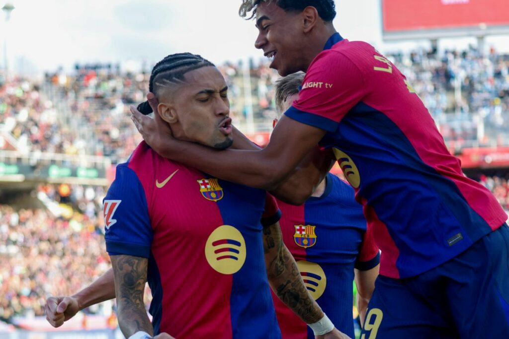 Raphinha y Lamine Yamal festejan el gol de la remontada del FC Barcelona al Celta de Vigo.