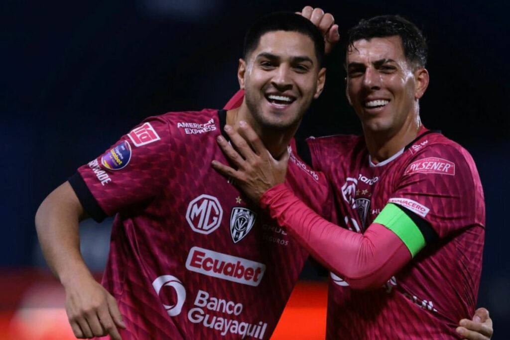 Luis Zárate y Michael Hoyos festejando con Independiente del Valle.