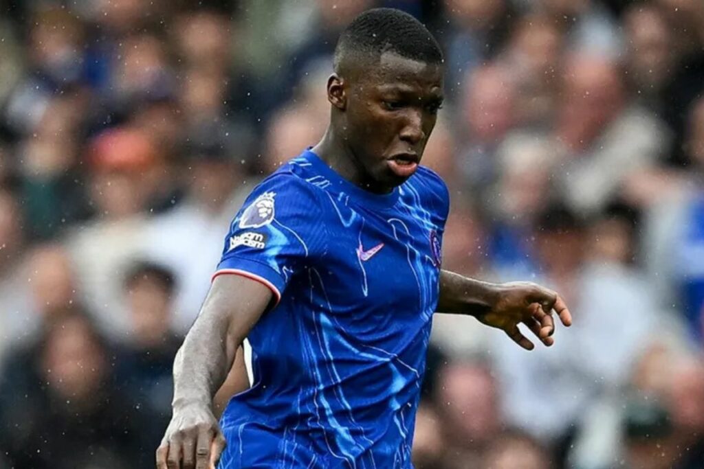 Moisés Caicedo vistiendo la camiseta del Chelsea en la Premier League 24/25.